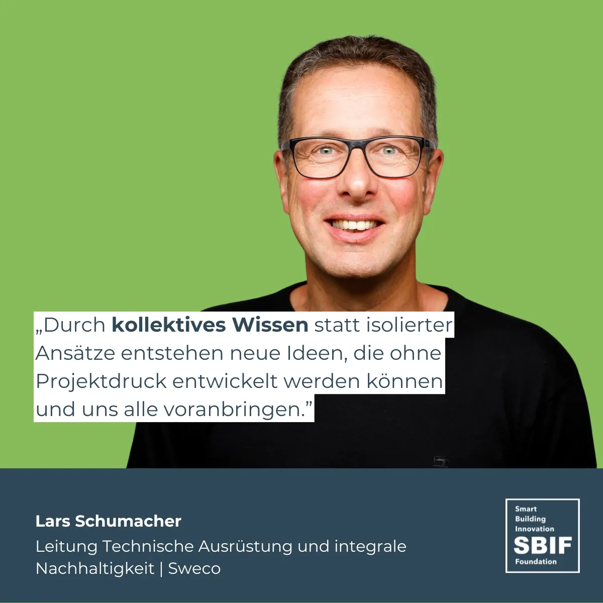 Image showing Lars Schumacher with quote: „Durch kollektives Wissen statt isolierter Ansätze entstehen neue Ideen, die ohne Projektdruck entwickelt werden können und uns alle voranbringen.”